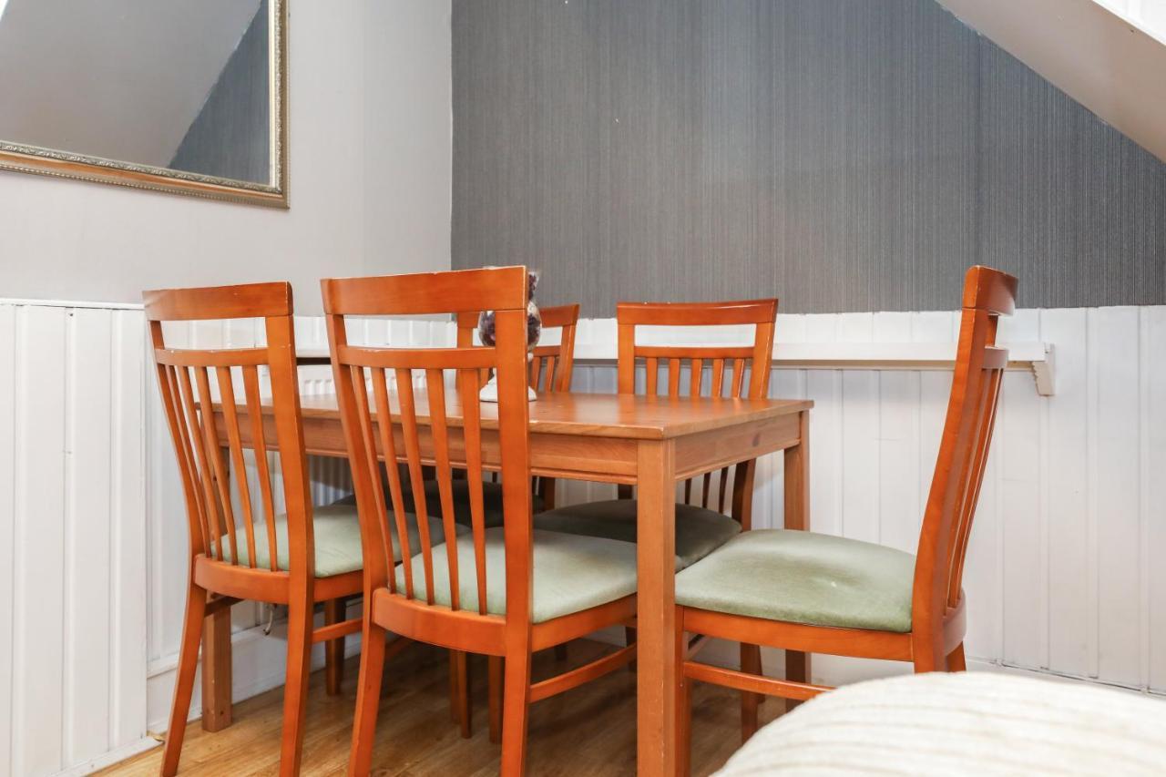 Beautiful 4 Bedroom - Free Parking Holiday home