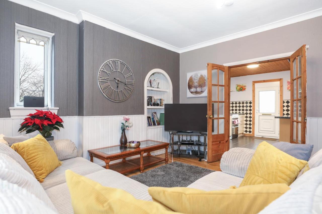 Beautiful 4 Bedroom - Free Parking