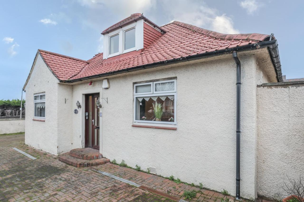 Beautiful 4 Bedroom - Free Parking Edinburgh