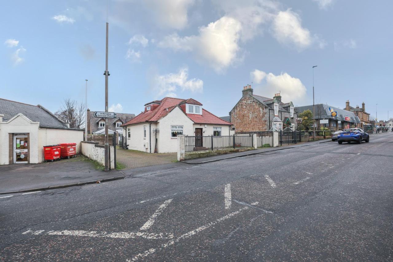 Beautiful 4 Bedroom - Free Parking Holiday home *