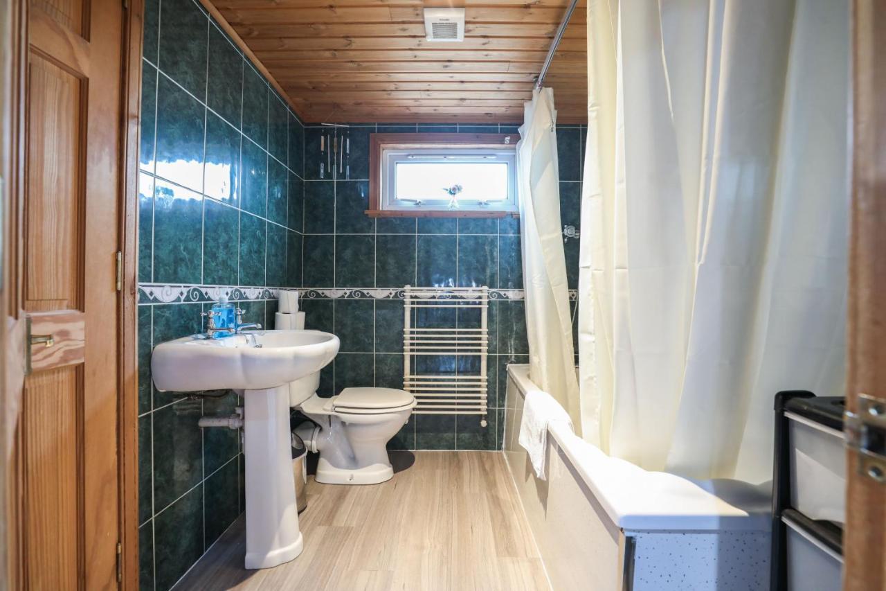 Holiday home Beautiful 4 Bedroom - Free Parking *