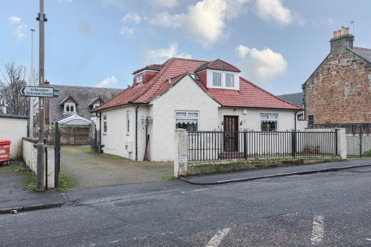 Holiday home Beautiful 4 Bedroom - Free Parking *