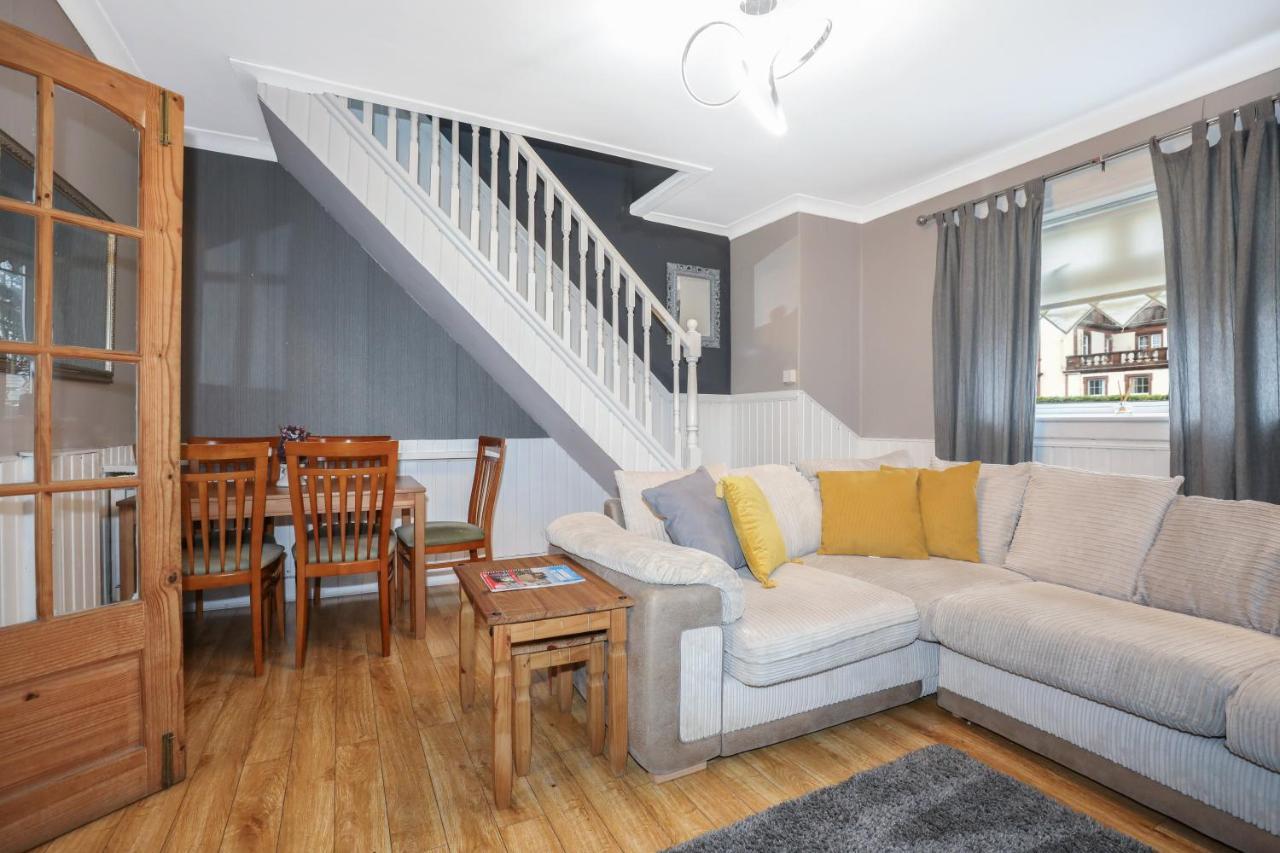 Beautiful 4 Bedroom - Free Parking *