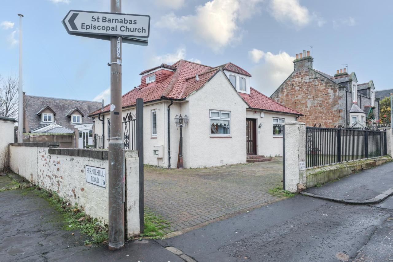 Beautiful 4 Bedroom - Free Parking Holiday home