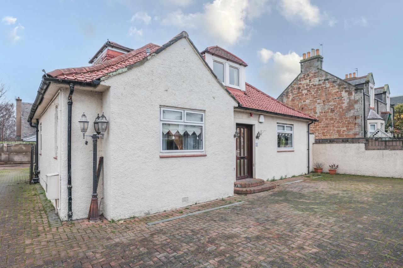 Beautiful 4 Bedroom - Free Parking Edinburgh