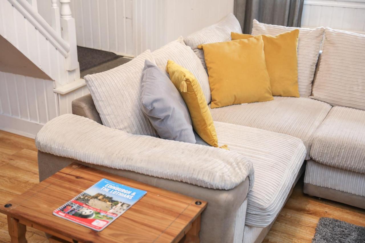 Beautiful 4 Bedroom - Free Parking Holiday home