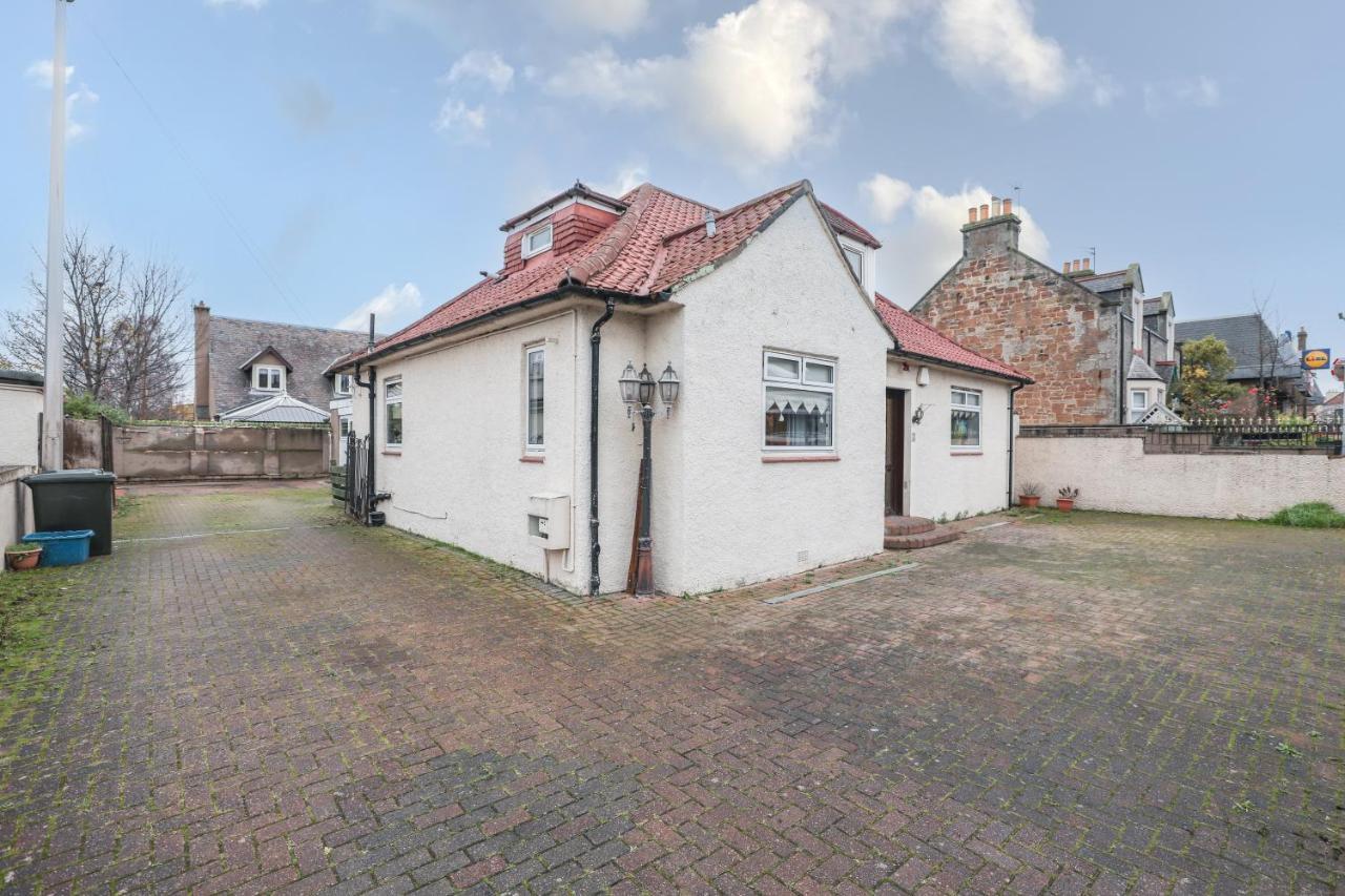 Holiday home Beautiful 4 Bedroom - Free Parking