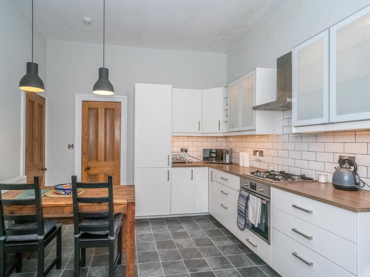 Newly Decorated Spacious 2bed Flat In Chic Area *