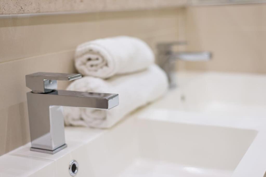 Self Catering , Centre With Parking Apartment
