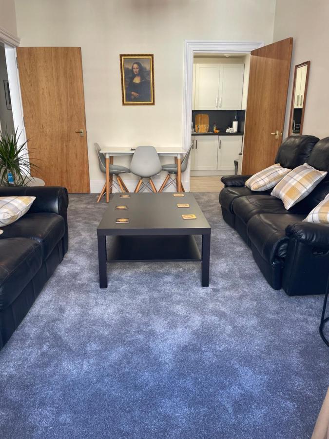 Apartment Central, Main Door Apartment, Spacious 2 Bedrooms- No Stairs Edinburgh