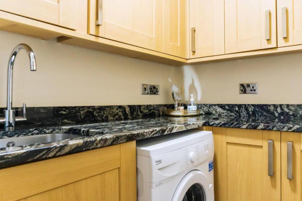 Homely 3 Bedroom In The Heart Of Apartment
