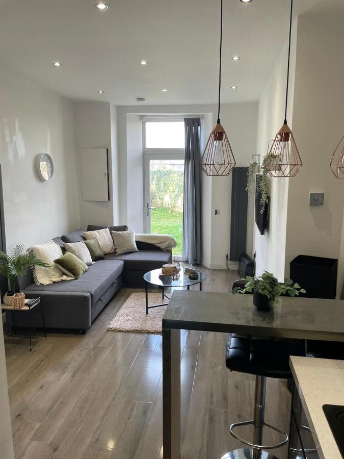 Stylish & Comfortable Ground Floor House - Main Door Private Entrance - Free Parking & Garden Apartment *