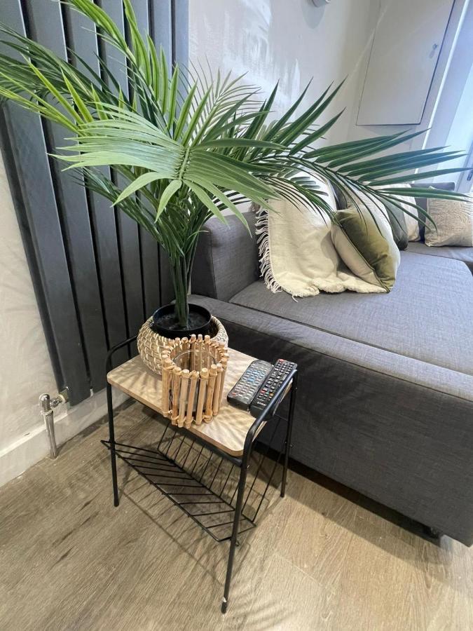 Stylish & Comfortable Ground Floor House - Main Door Private Entrance - Free Parking & Garden *