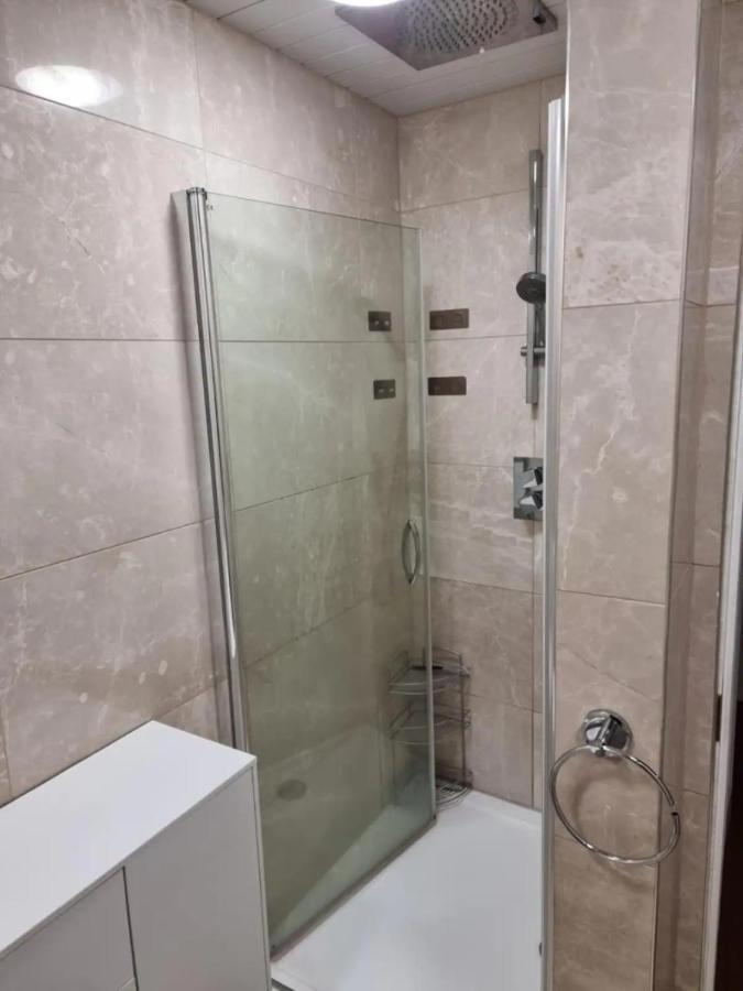 Homely 3 Bedroom In The Heart Of Apartment