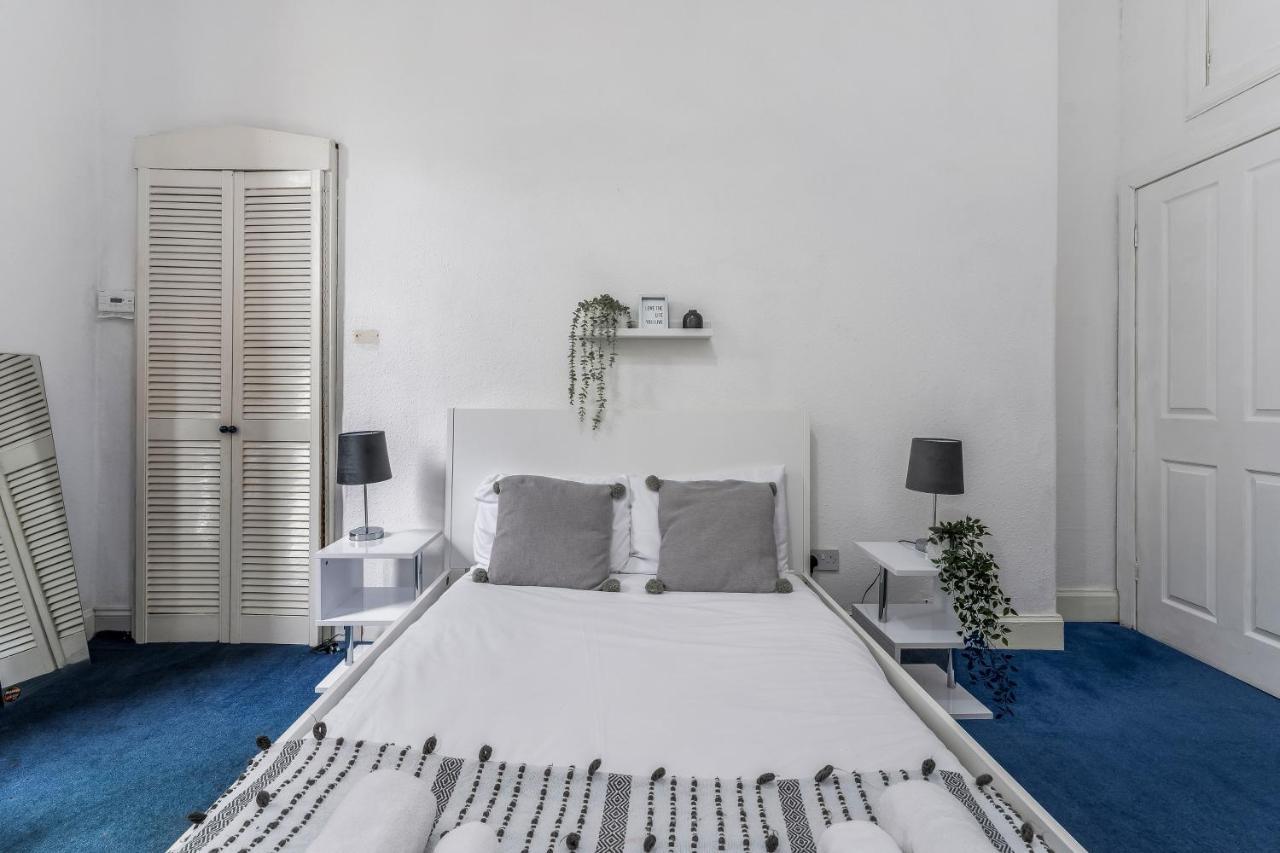 Centre 2 Bedroom Flat - Close To Haymarket Train Station. *