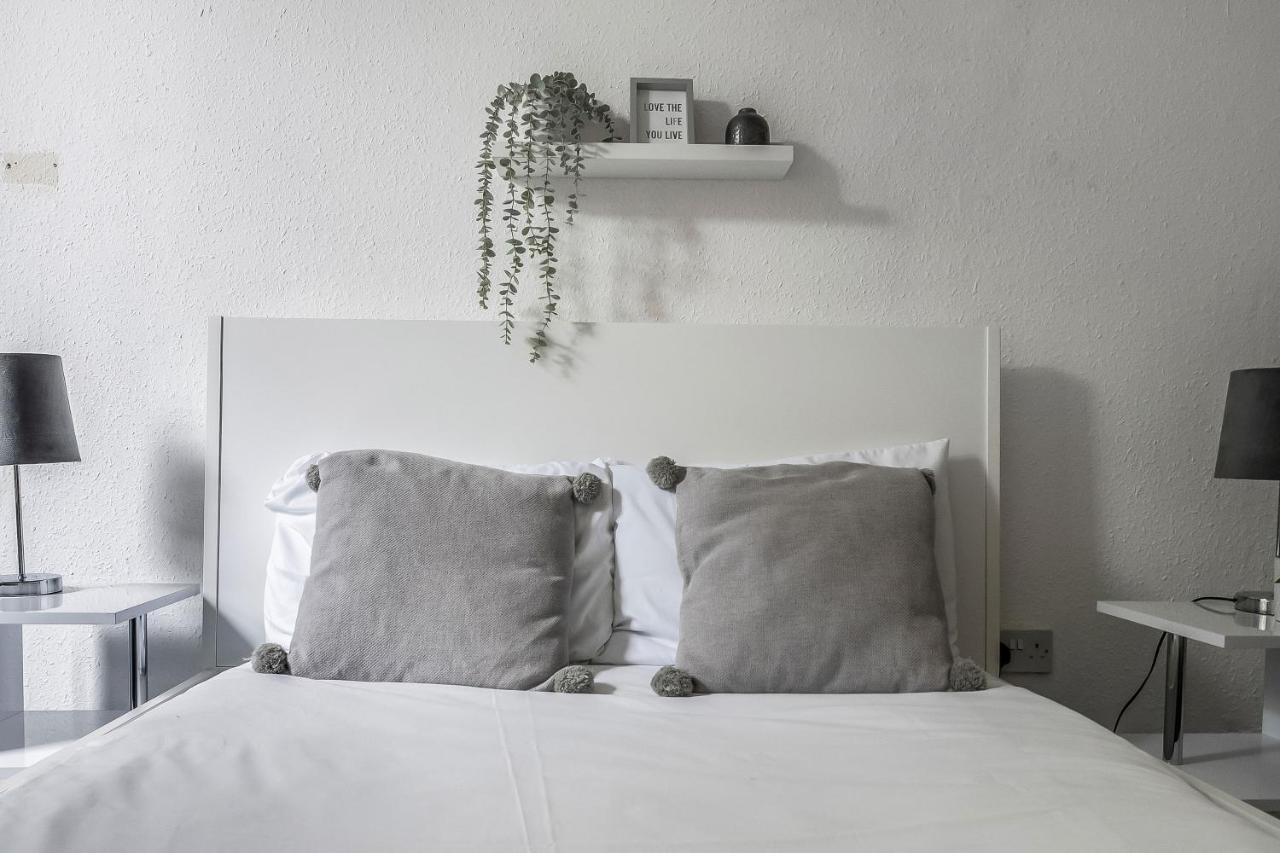 Centre 2 Bedroom Flat - Close To Haymarket Train Station.