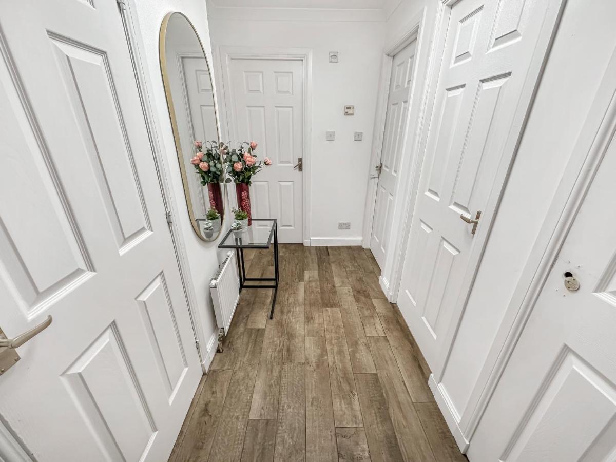 Comfortable 2 Bedroom Flat In The Centre *