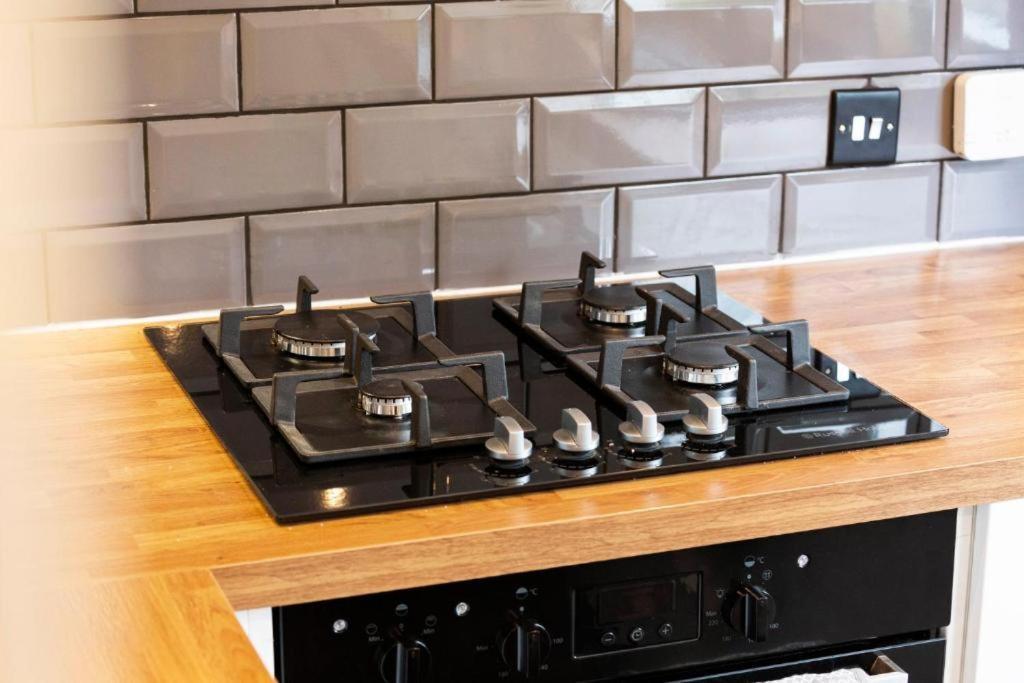 Stylish 3 Bed Abode-parking And Garden Apartment *