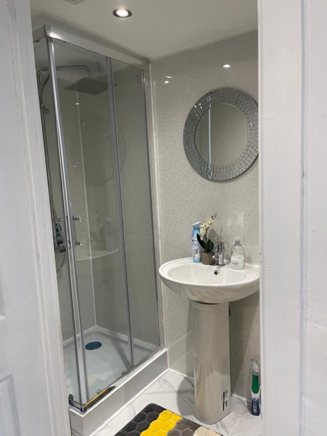 Accommodatie bij particulieren One Bedroom In Spacious Bungalow, Free Parking & Private Entrance *