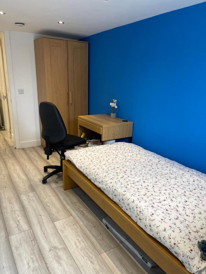 One Bedroom In Spacious Bungalow, Free Parking & Private Entrance EDI