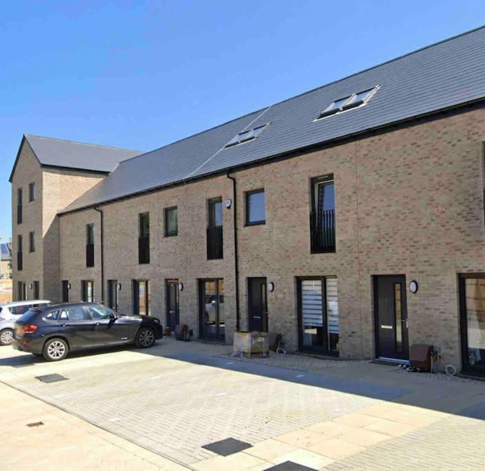 Modern 3 Bed With Free Parking And Garden Close To Center And Airport Edinburgh