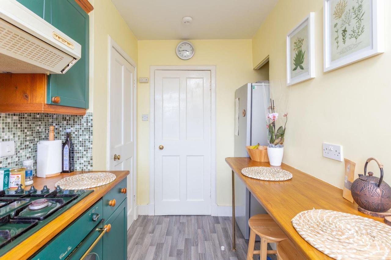 Bright & Spacious Double With Garden View- Close To Airport & Centre