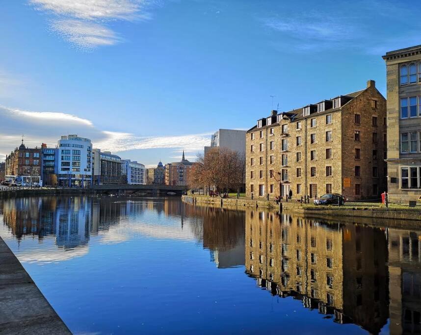 Vibrant At The Shore In Leith