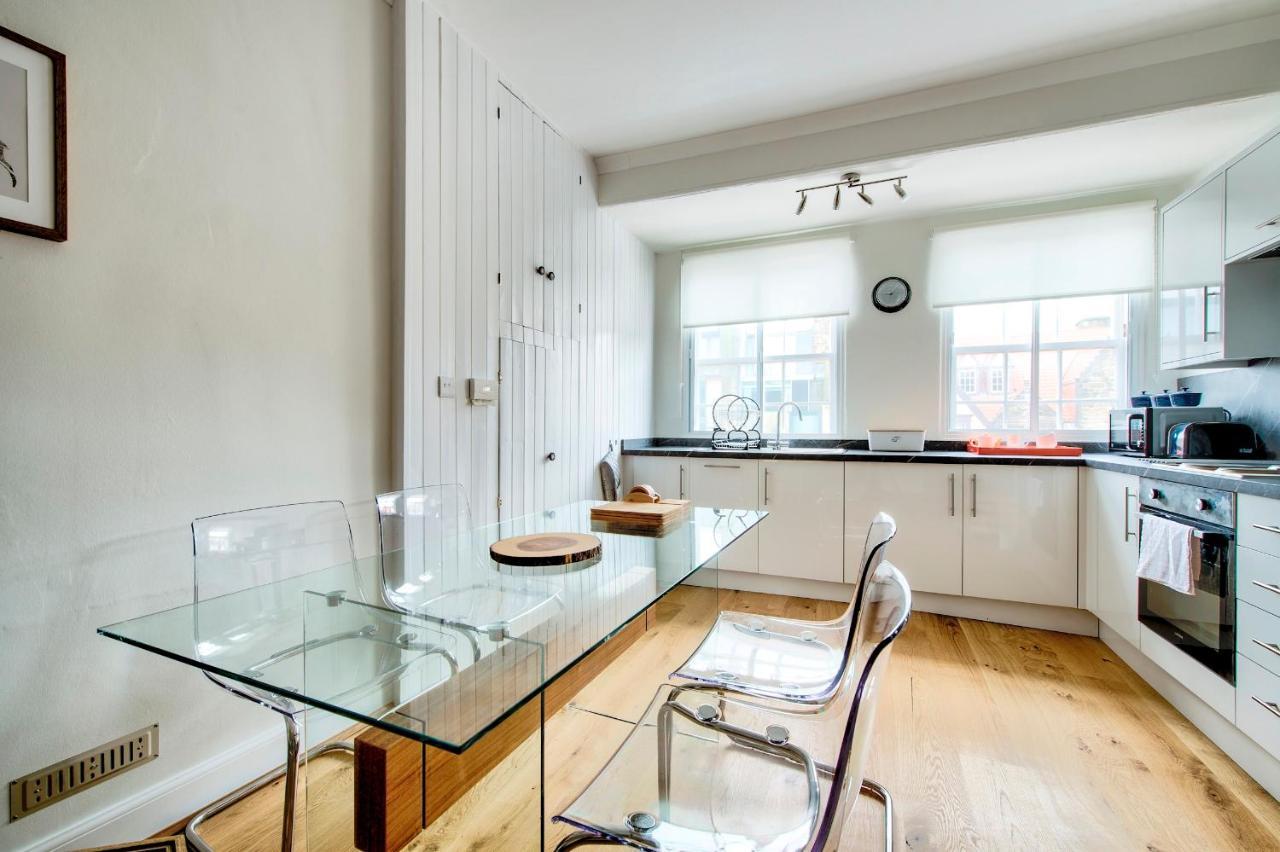 Pass The Keys Modern 3 Bed Flat On The Historic Royal Mile Edinburgh