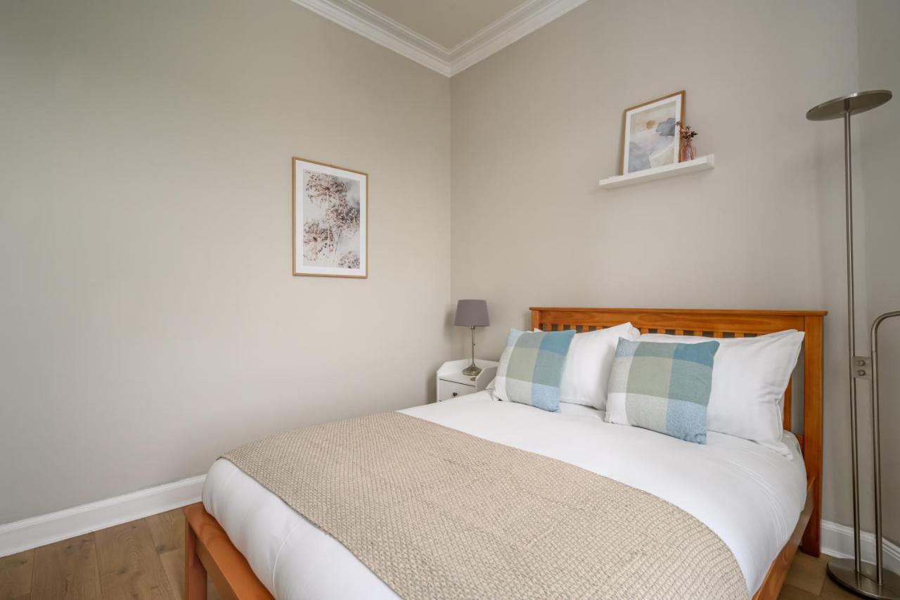 2br New Town Castle View Apartment Edinburgh