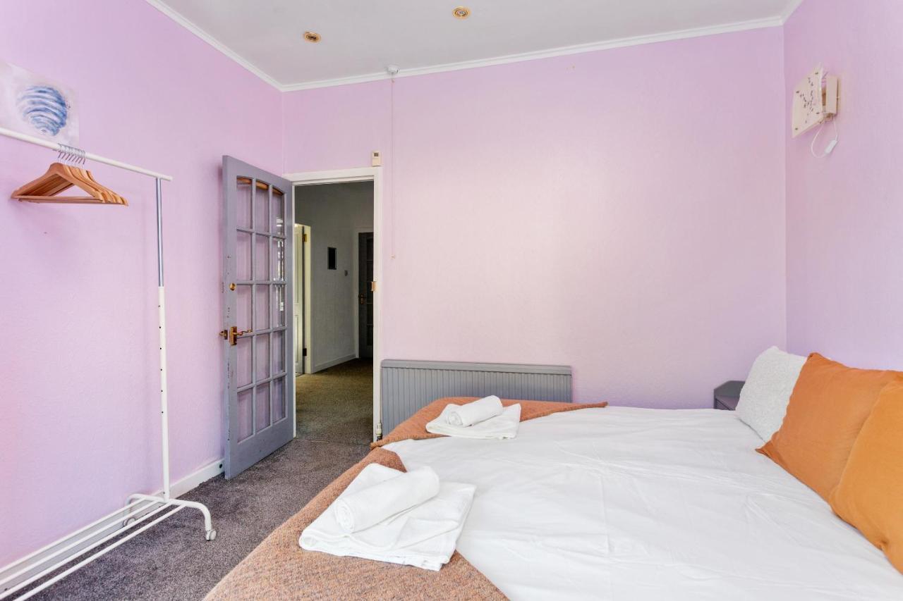 Lovely 3bed House-private Parking Ferienhaus EDI