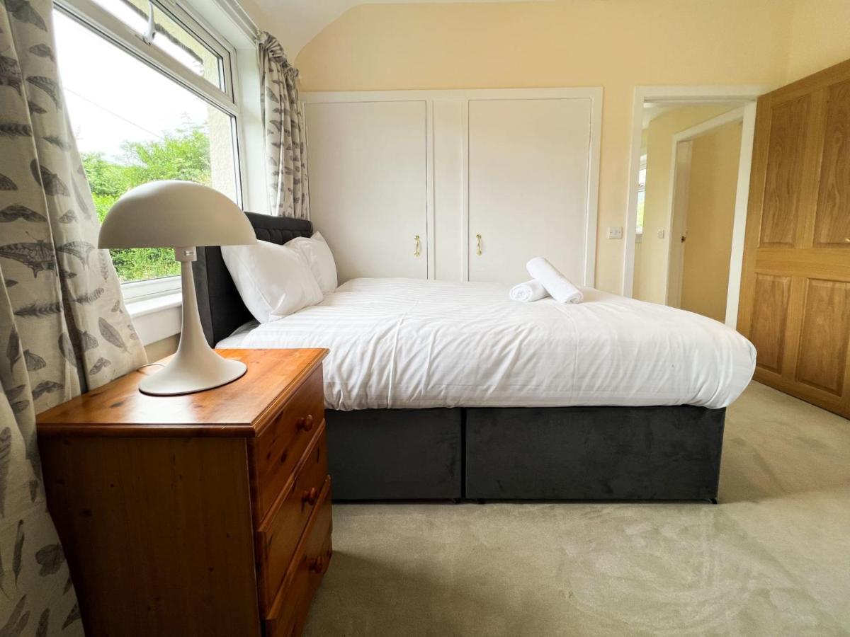 Damhead In With A Hot Tub Holiday home
