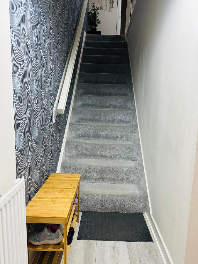 Villa Modern 3 Bed With Free Parking And Garden Close To Center And Airport