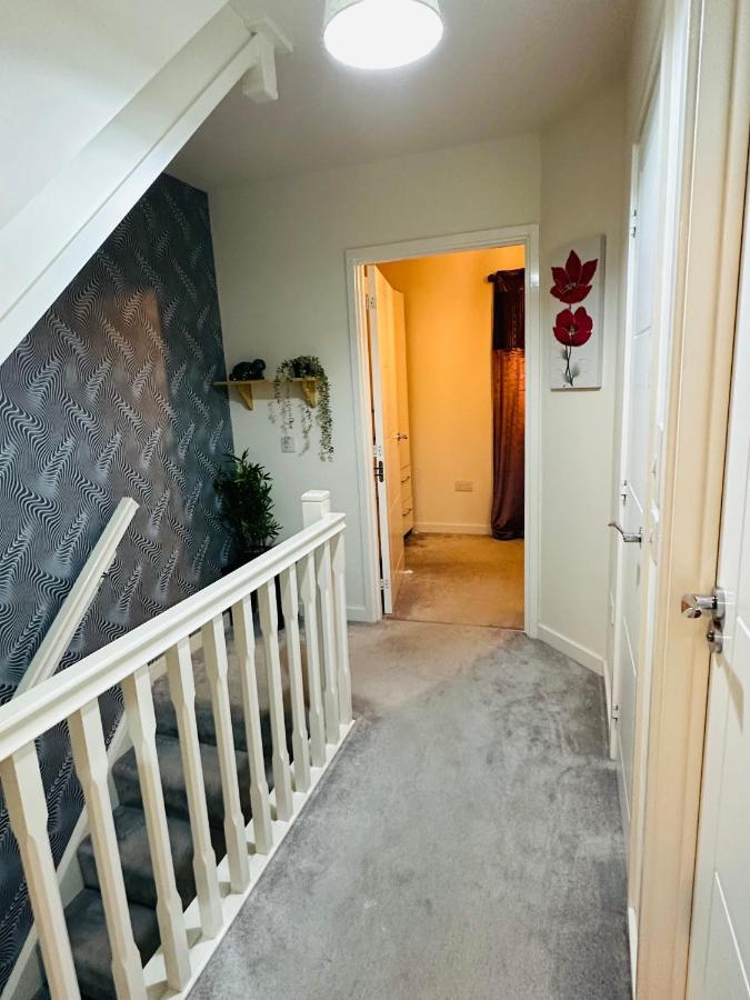 Modern 3 Bed With Free Parking And Garden Close To Center And Airport Villa