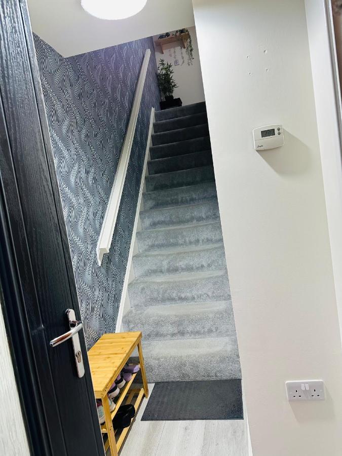 Modern 3 Bed With Free Parking And Garden Close To Center And Airport Edinburgh