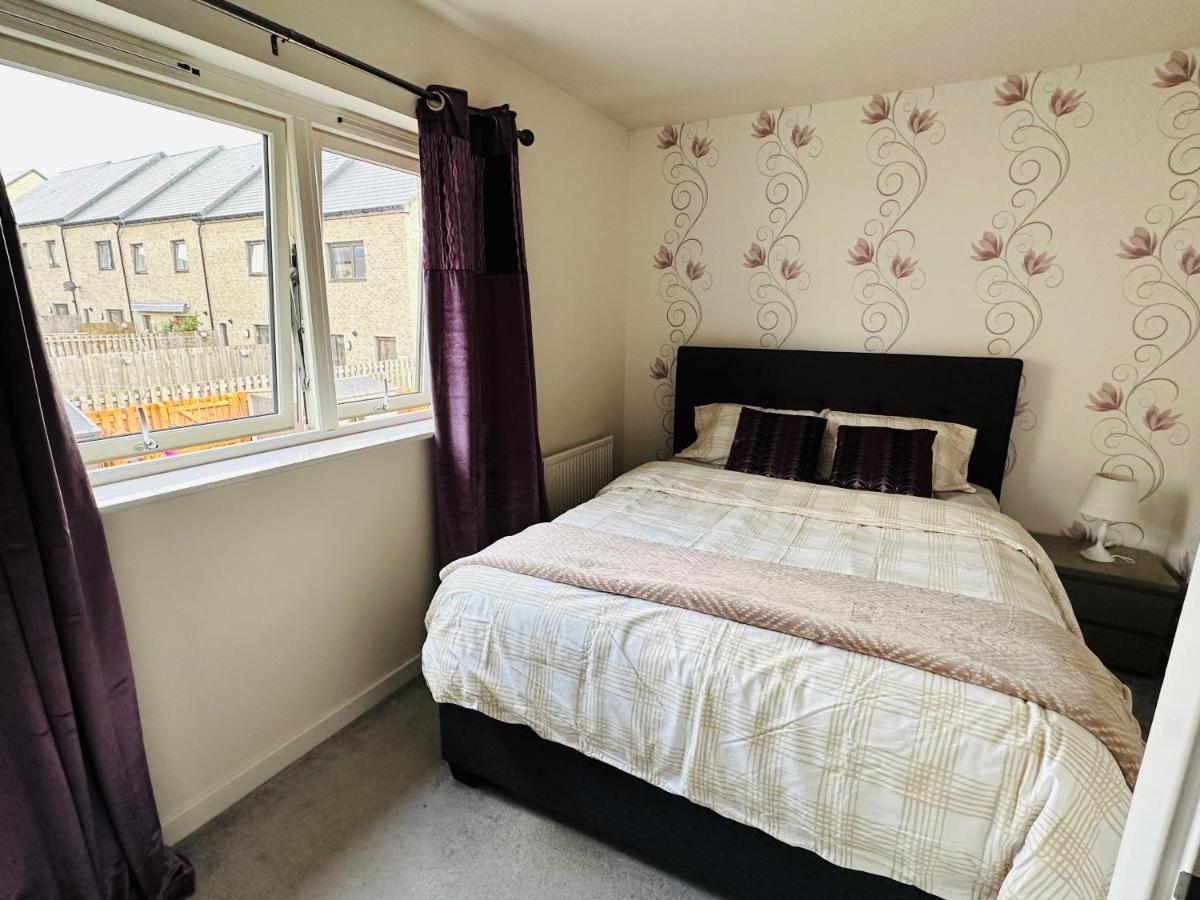 Modern 3 Bed With Free Parking And Garden Close To Center And Airport Villa *