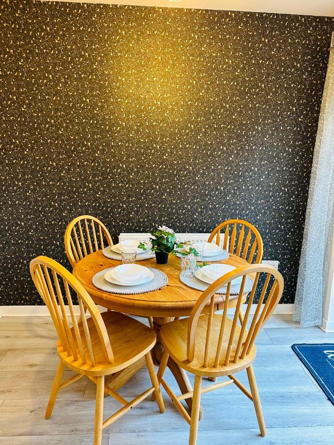 Modern 3 Bed With Free Parking And Garden Close To Center And Airport Villa