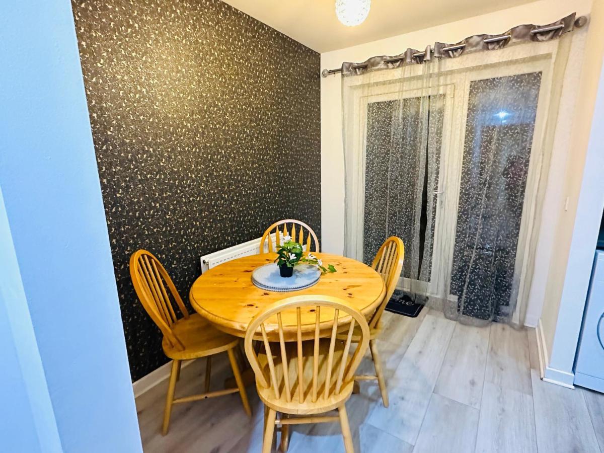 Modern 3 Bed With Free Parking And Garden Close To Center And Airport Villa Edinburgh
