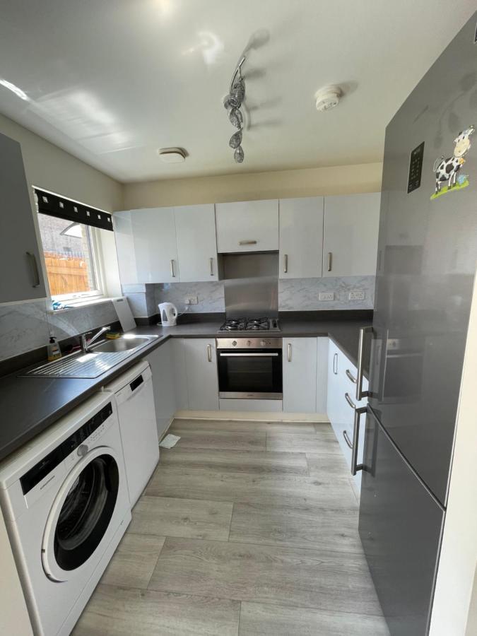Modern 3 Bed With Free Parking And Garden Close To Center And Airport Edinburgh