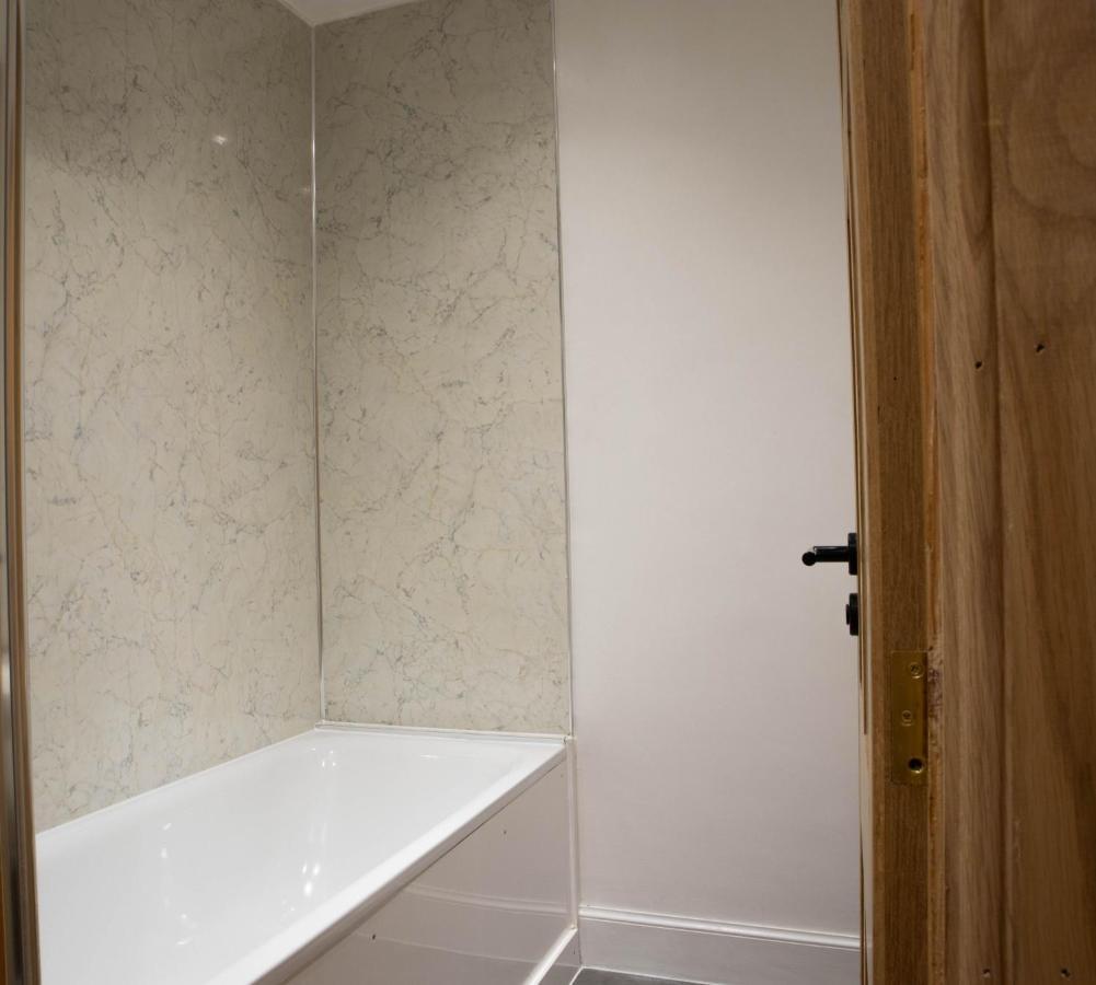 Elegant & Sunny 2bd Basement Stay, Edinburgh!
