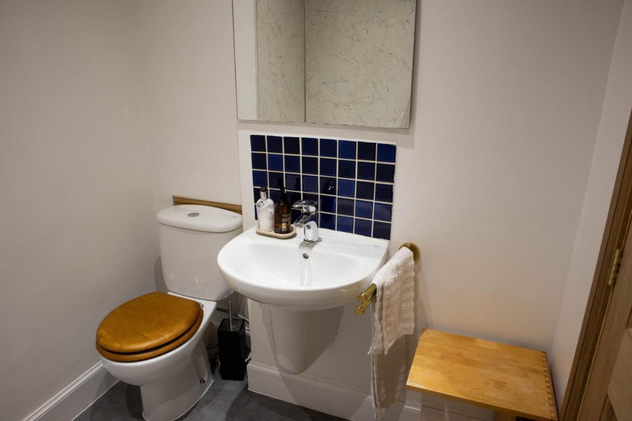 Elegant & Sunny 2bd Basement Stay, Edinburgh! Apartment *