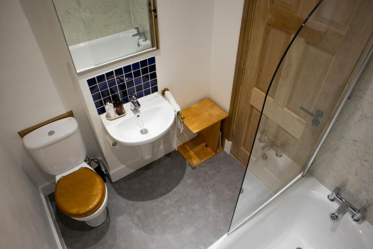 Elegant & Sunny 2bd Basement Stay, Edinburgh!