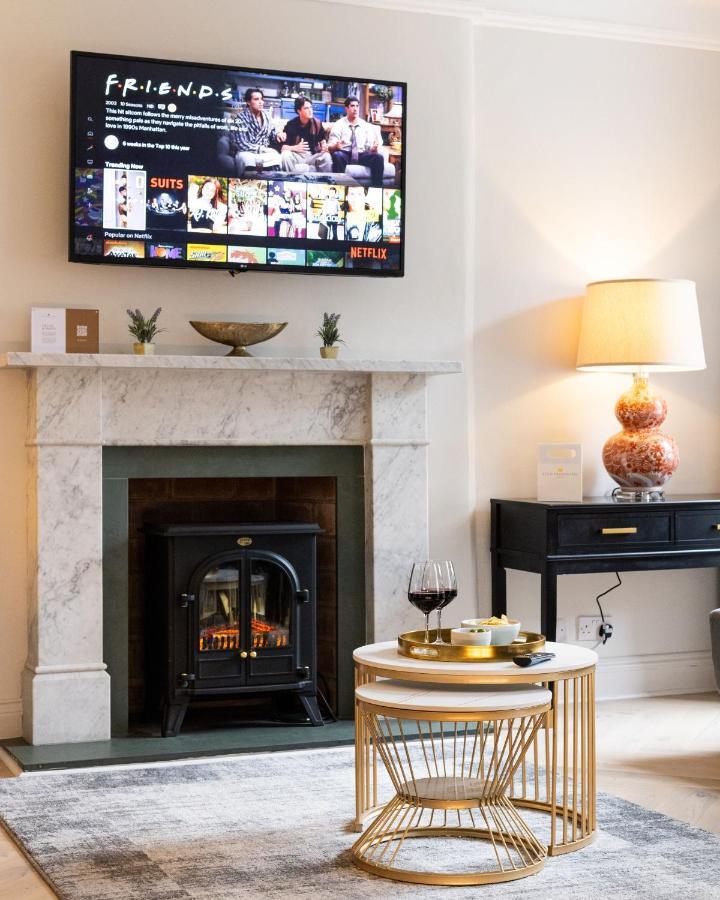 Righ - Luxurious Centre Three Bedroom Apartment *