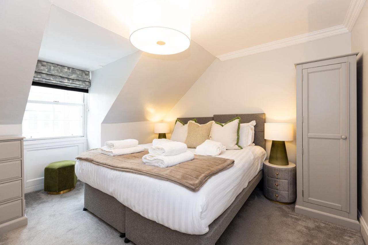 Righ - Luxurious Centre Three Bedroom