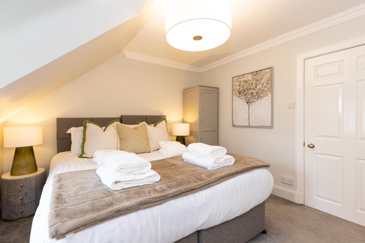 Righ - Luxurious Centre Three Bedroom Apartment *