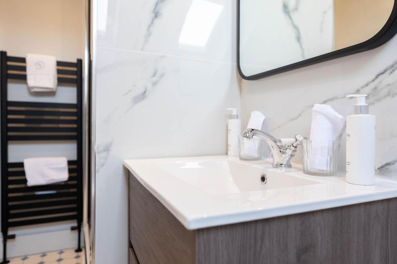 Righ - Luxurious Centre Three Bedroom