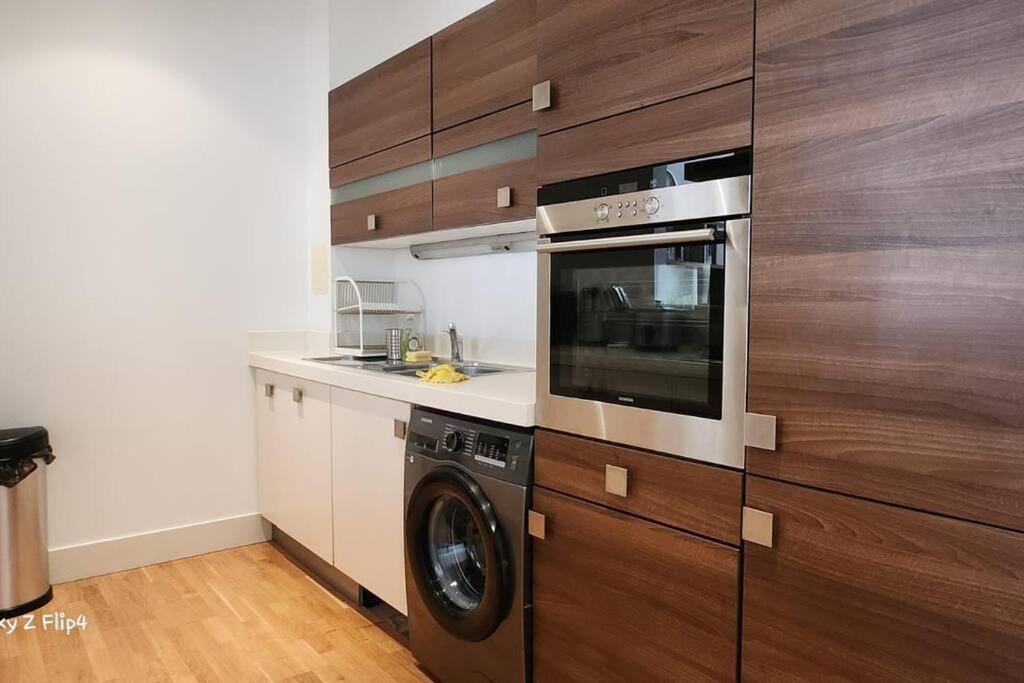 Apartment Spacious 2 Bedroom *