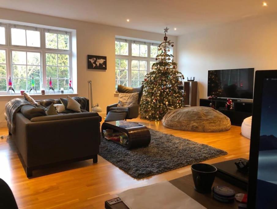 Spacious 2 Bedroom *