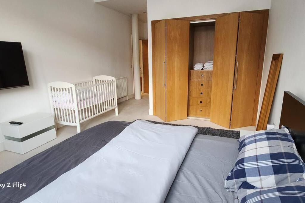 Spacious 2 Bedroom Apartment *