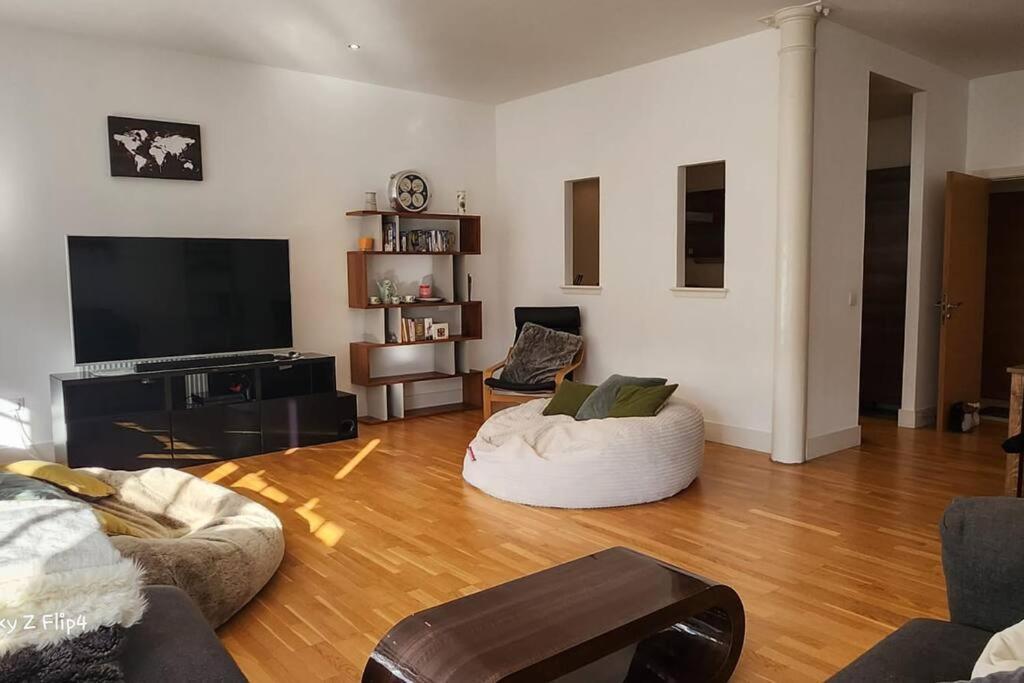 Apartment Spacious 2 Bedroom *