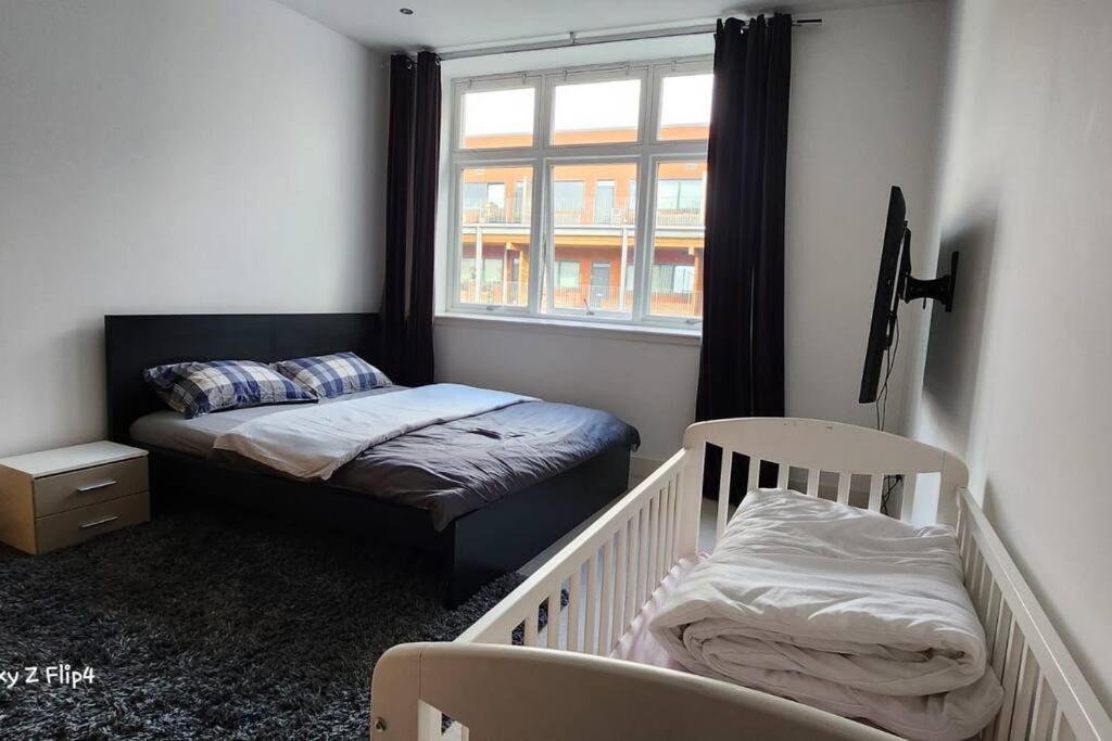 Spacious 2 Bedroom Apartment *